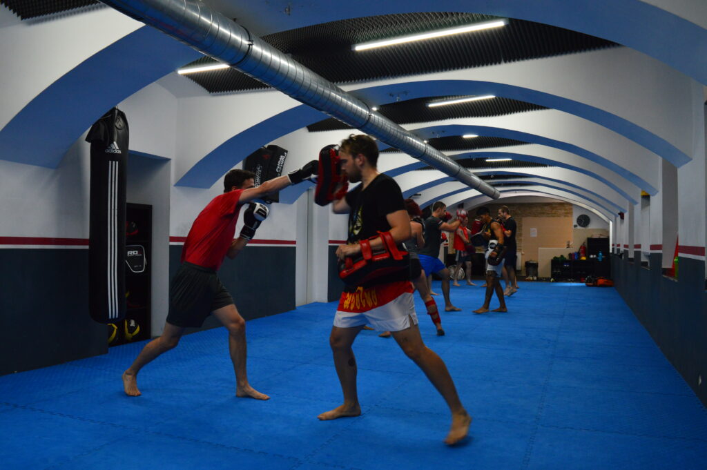 Lowkick am Sandsack im Thaiboxen