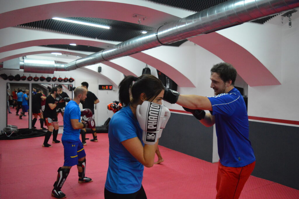 Boxhandschuhe und Pratzen im Training