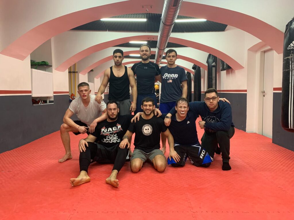 Wettkaempfer des Nippon BJJ Teams mit Medaillen